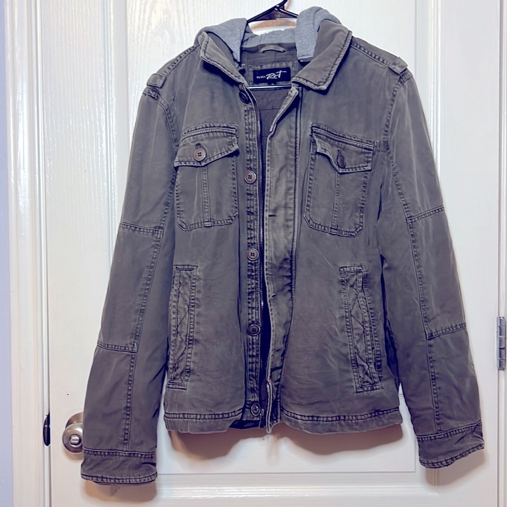 Army green jacket with hoodie. Olive green jacket 4 pocket zip front. Medium